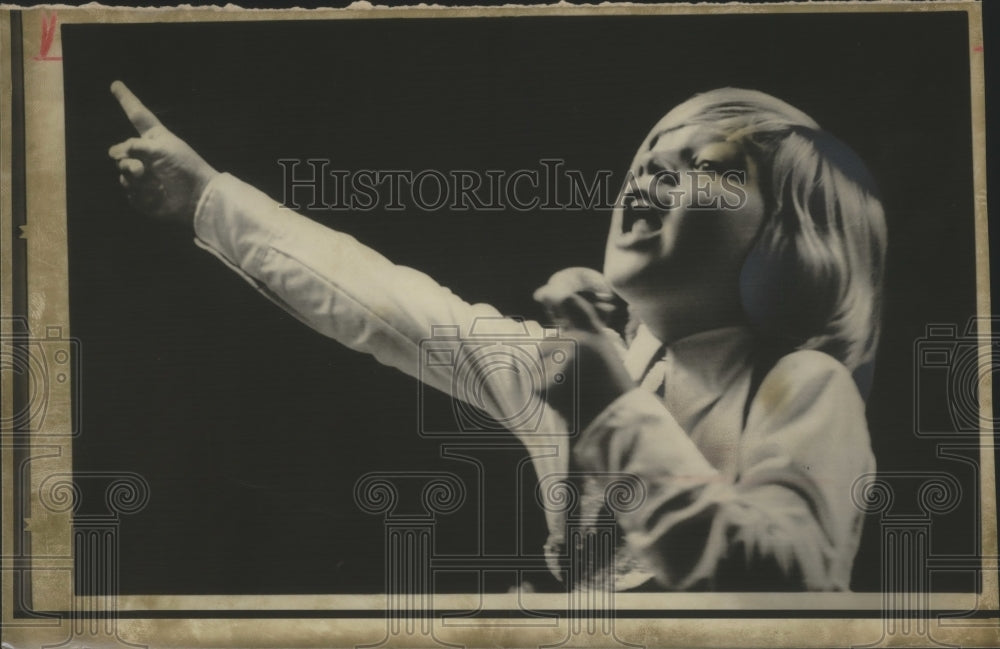 1975 Press Photo Michael Lord, delivers a sermon at revival, Topeka, Kansas.