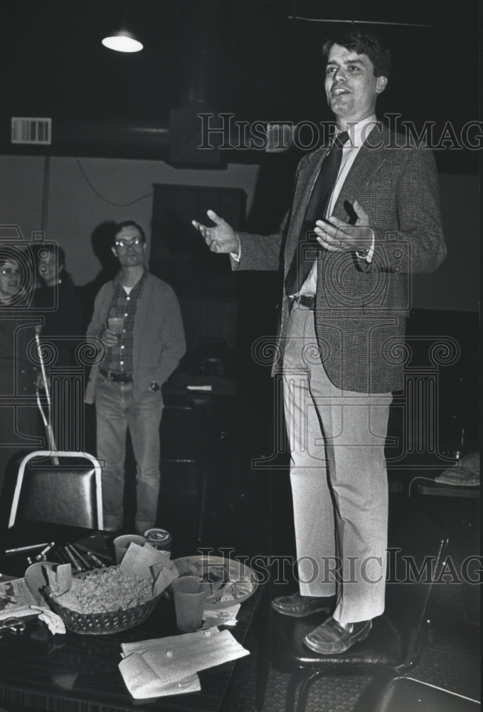 1991 Press Photo David Lucey of Milwaukee School Board Speaks at Main Gate Pub- Historic Images