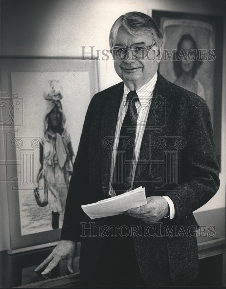 1986 Press Photo Patrick J. Lucey standing in front of Artwork in Suit