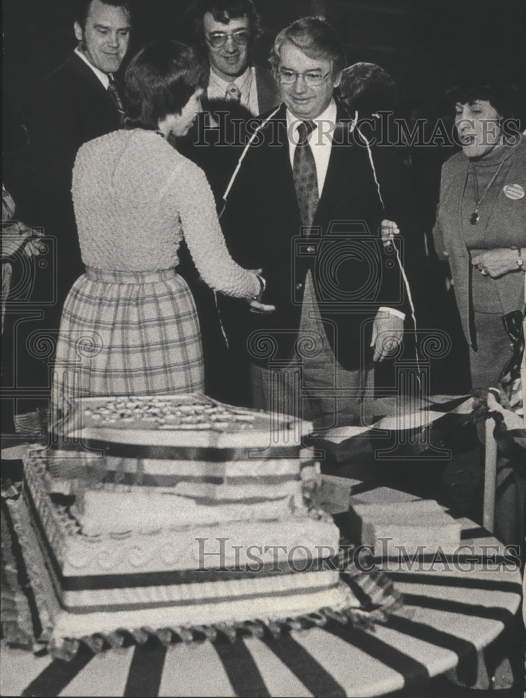 Load image into Gallery viewer, 1974 Press Photo Governor Patrick Lucey cuts cake for his 56th birthday.
