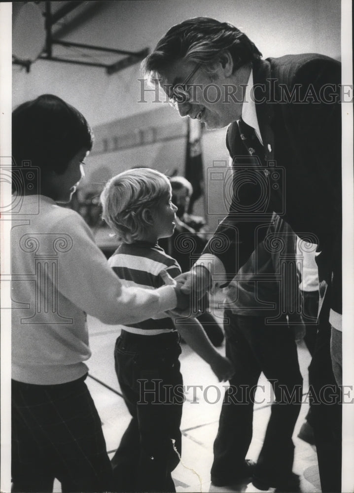 Load image into Gallery viewer, 1975 Press Photo Governor Patrick Lucey with students at Maple Tree School.
