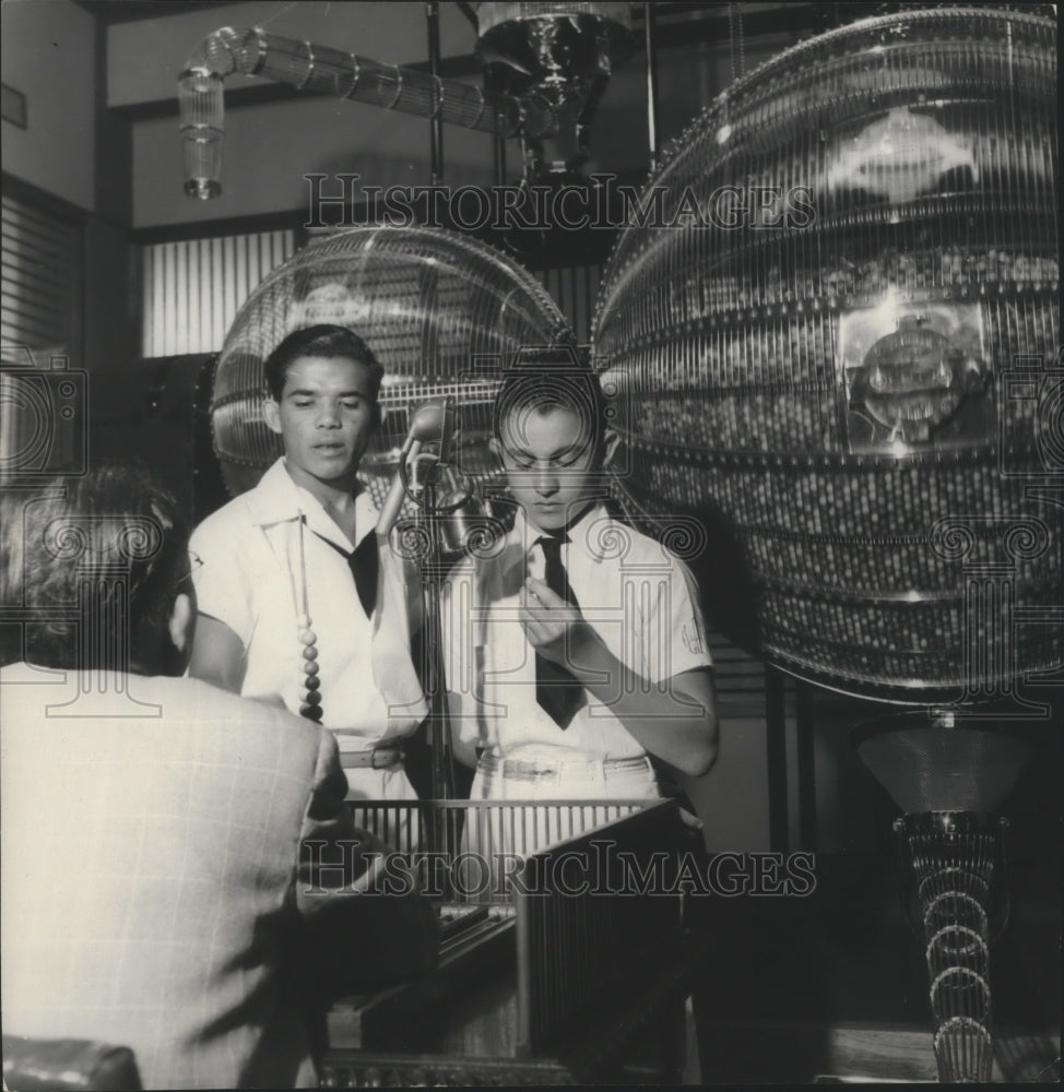 1950 Press Photo Selecting from numbers 1-50 for the lottery done by orphans- Historic Images