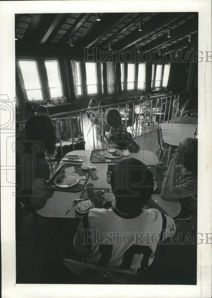 1979 Press Photo Inmates eat lunch at the Lincoln Hills School in Wisconsin- Historic Images