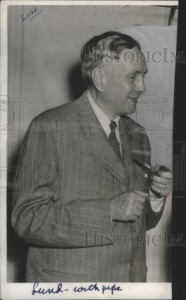 1946 Press Photo Robert Lund, National Association of Manufacturers, with pipe- Historic Images