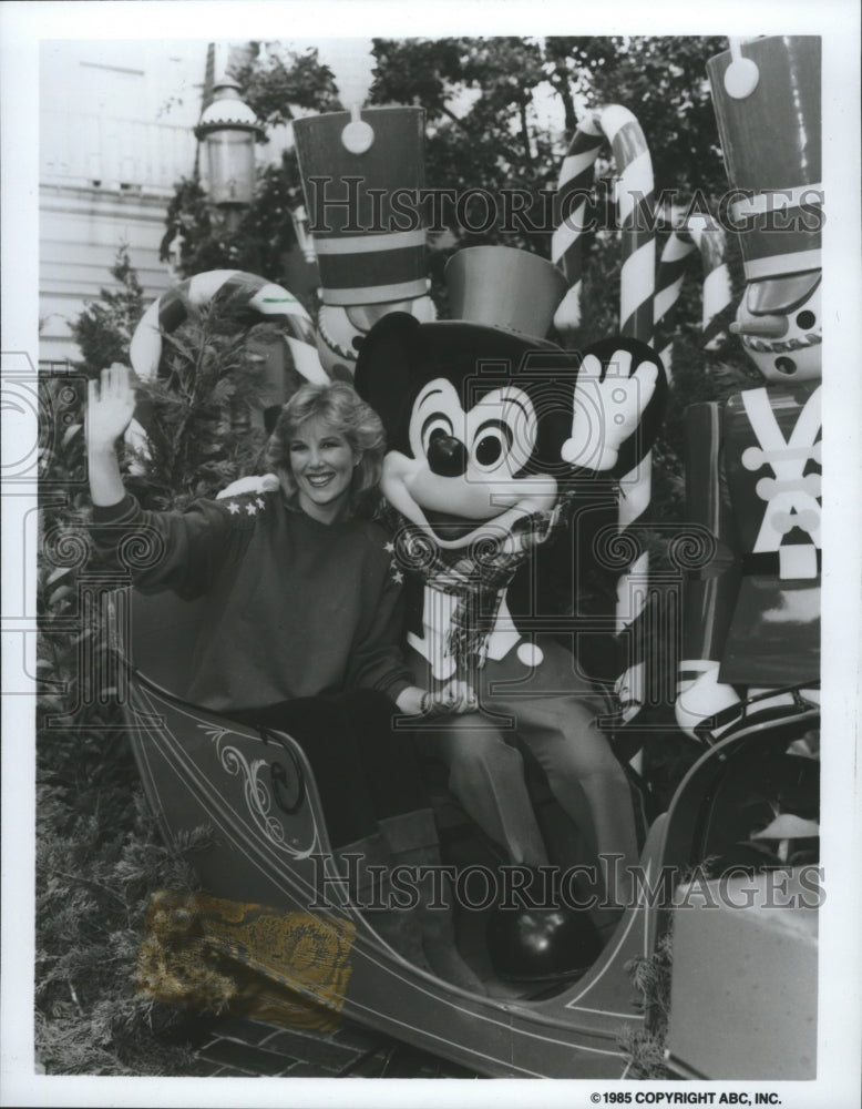 1985 Press Photo Joan Lunden of Good Morning America with Mickey Mouse at Parade- Historic Images