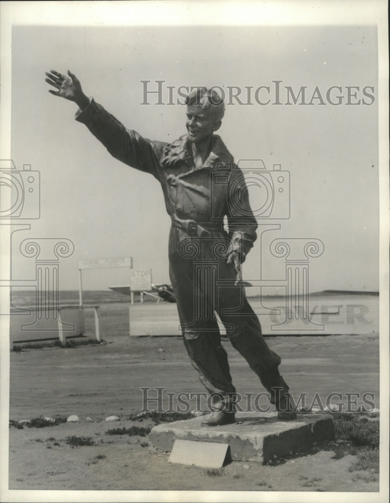 1932 Press Photo A statue of Charles Lindbergh at Lindbergh Field in San Diego- Historic Images
