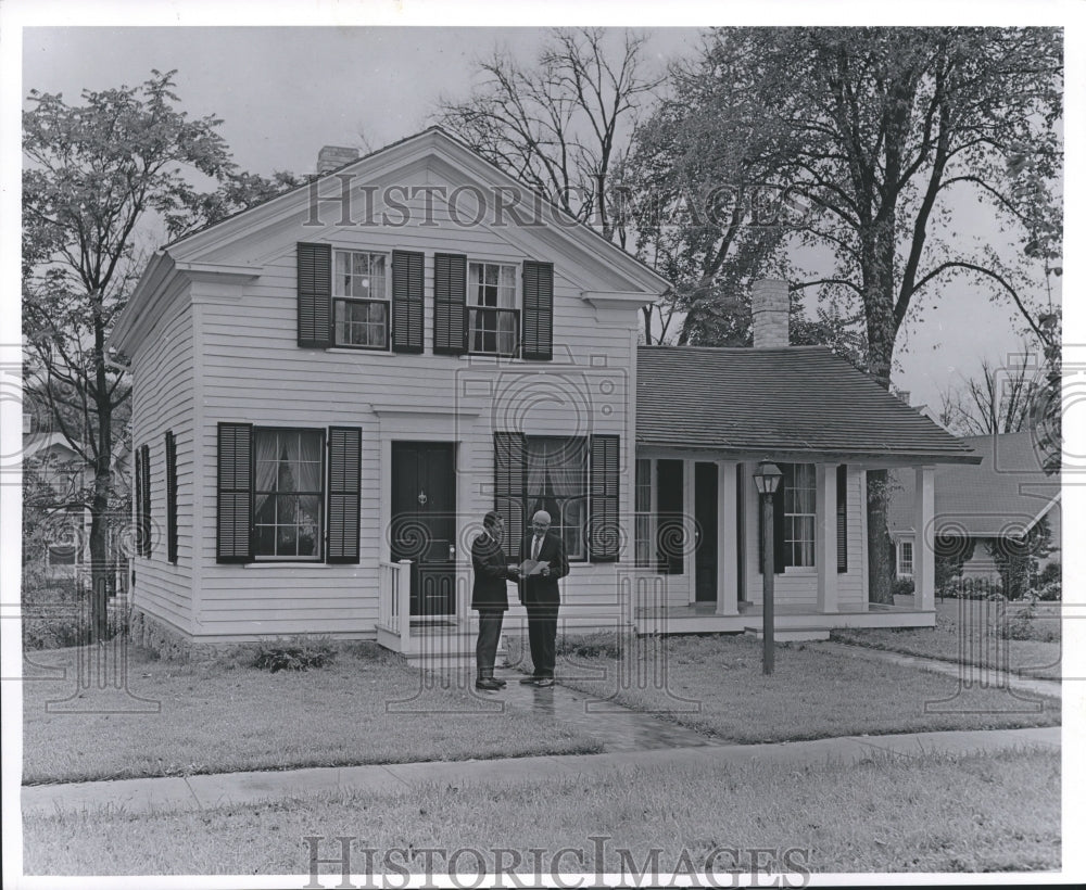 1971 Press Photo William Starke, Elmore F Klement at the Foster house built 1841- Historic Images