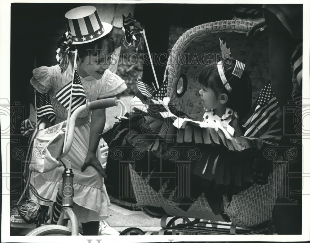 1991 Press Photo Erin Ormsby and Molly Miller, Fourth of July Parade, Whitefish- Historic Images