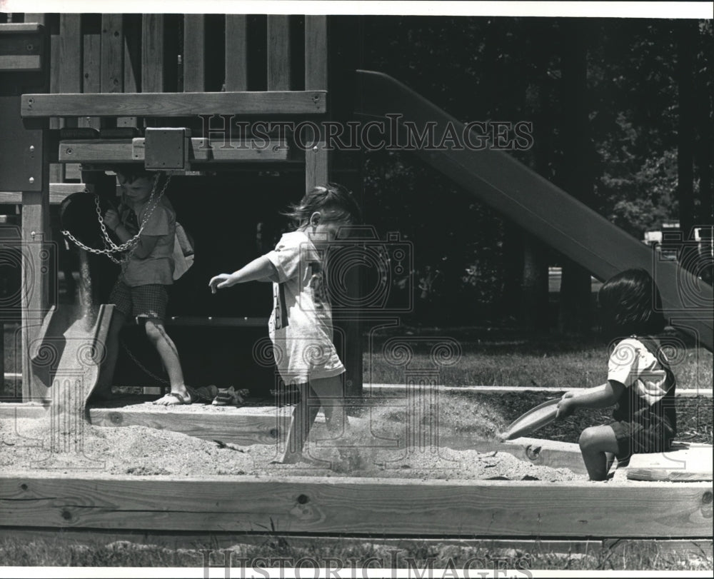 1992 Press Photo Fox Point, Wisconsin Children Enjoy the New Children&#39;s Park- Historic Images