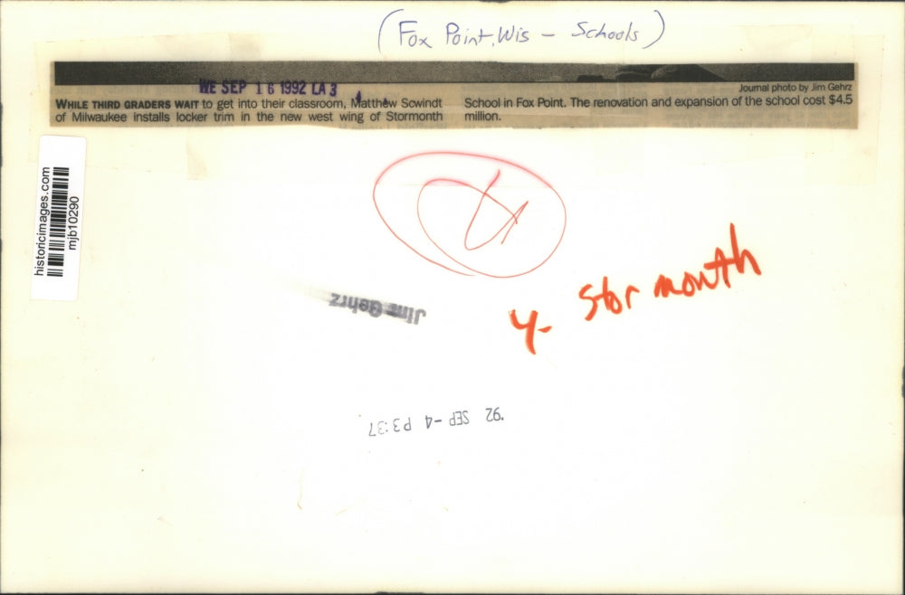 1992 Press Photo Matthew Scwindt Installs Locker Trim at Stormonth School, Wis.