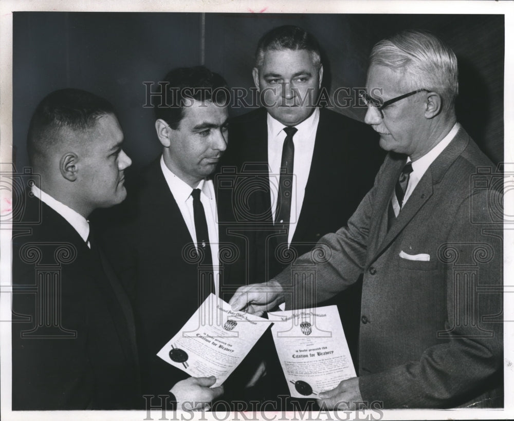 1964 Press Photo Sheboygan officers Robert Schmidt and Fred Tesche receive award- Historic Images