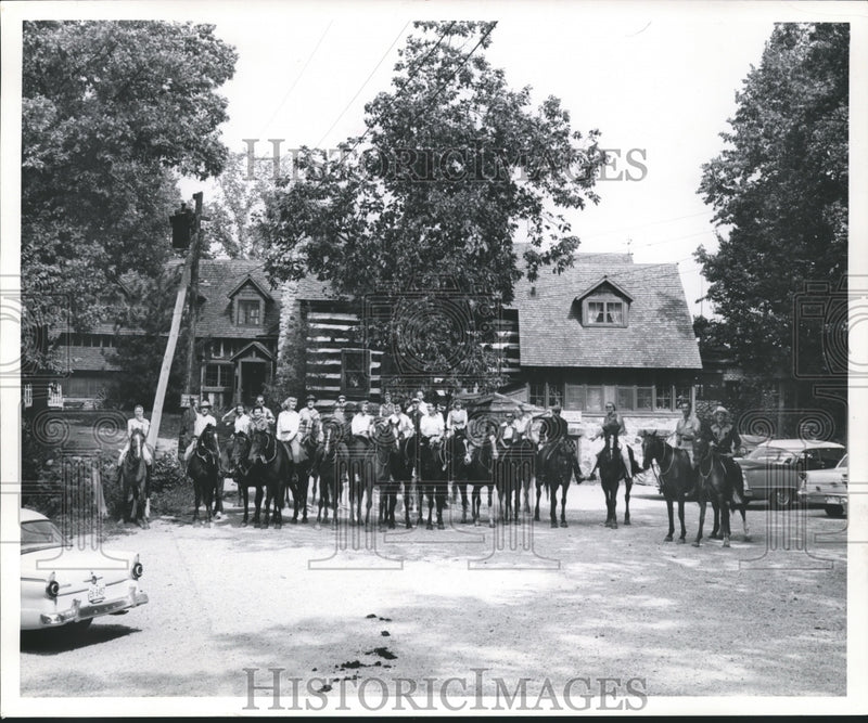 Load image into Gallery viewer, 1958 Press Photo Riders line up in front of Fox and Hounds Inn - mjb10352
