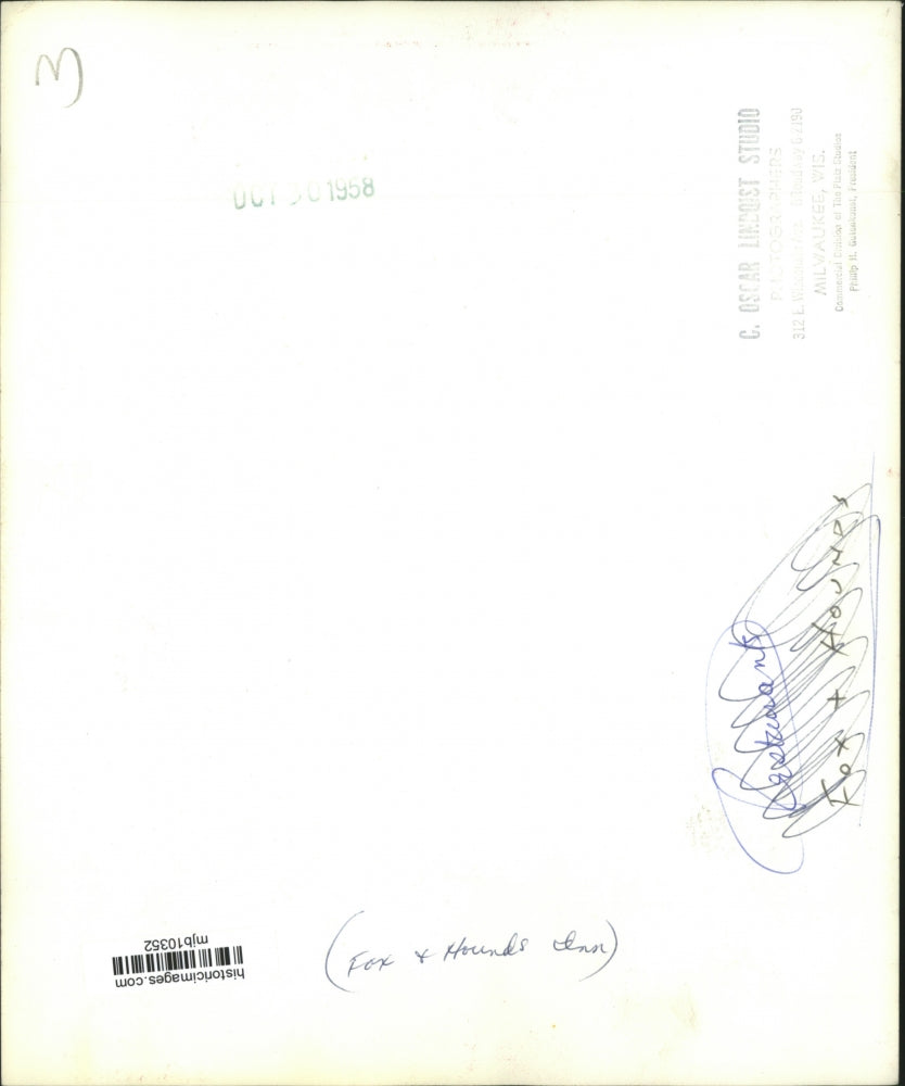 1958 Press Photo Riders line up in front of Fox and Hounds Inn - mjb10352