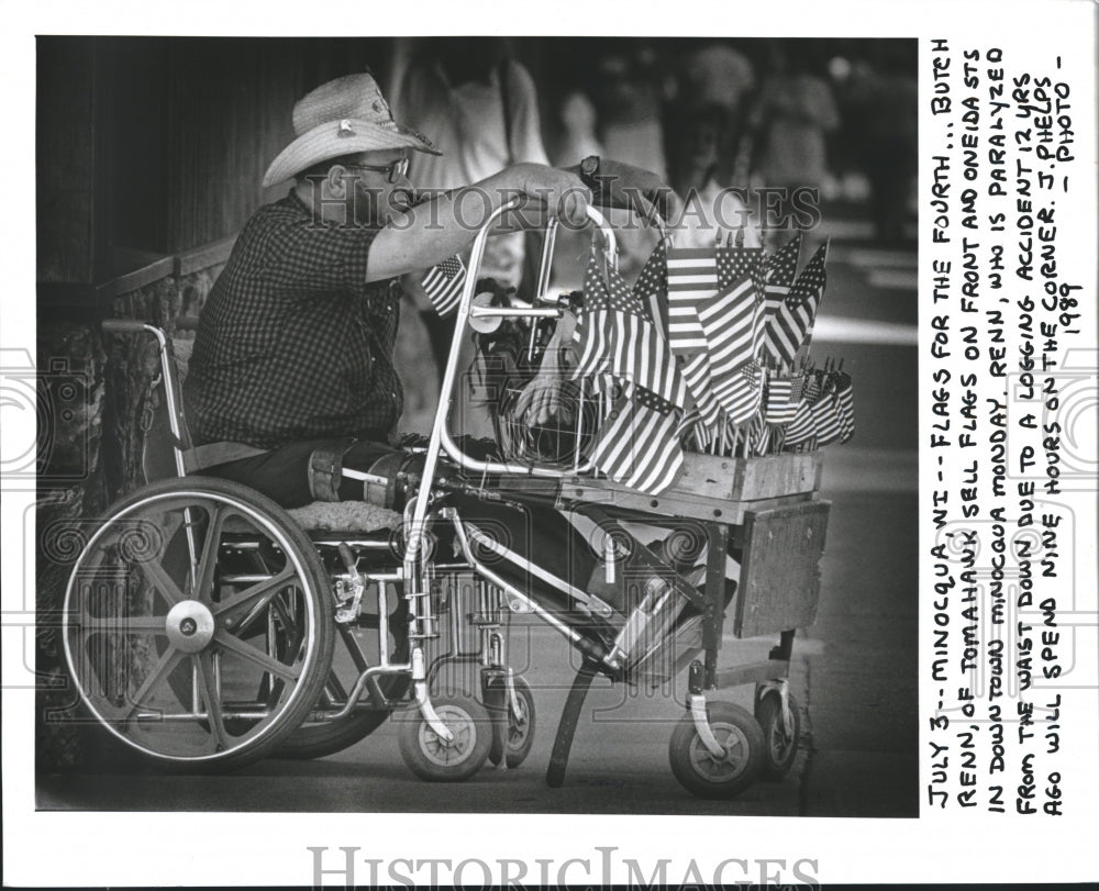 1989 Press Photo Butch Renn of Tomahawk Sells American Flags on Fourth of July- Historic Images