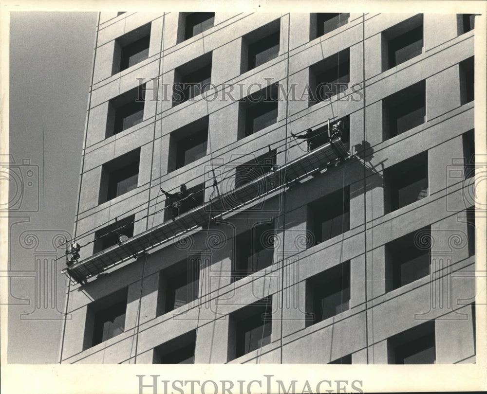 1985 Press Photo Clark Legener and Tim Johnson from Ace Services on Scaffolding- Historic Images