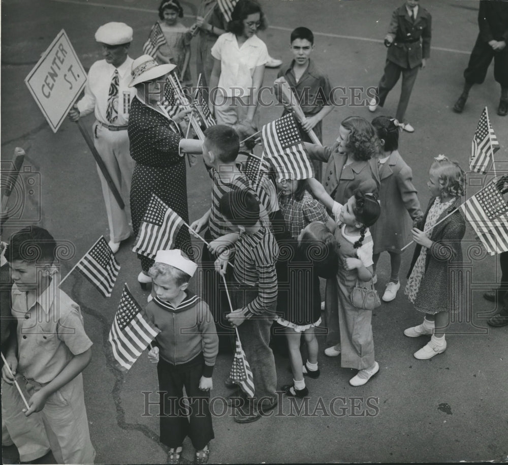 1942 Press Photo Fourth of July - Children excitedly waiting for their free flag- Historic Images