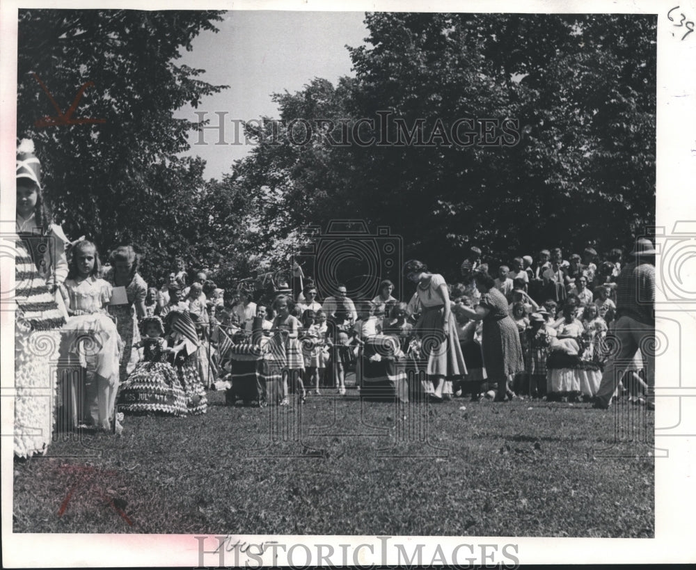 1952 Press Photo Fourth of July at Estabrook park - a general view - Historic Images