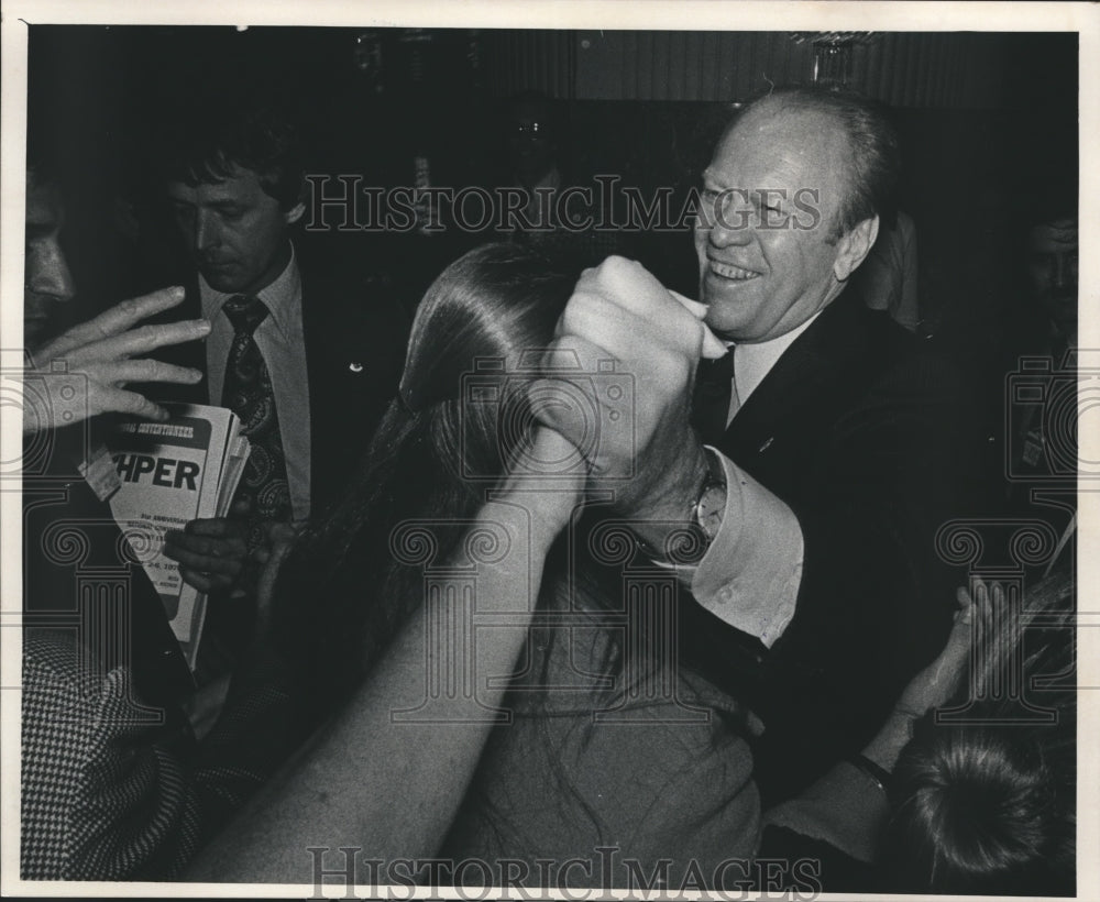 1976 Press Photo President Ford greets supporters in Milwaukee, Wisconsin- Historic Images