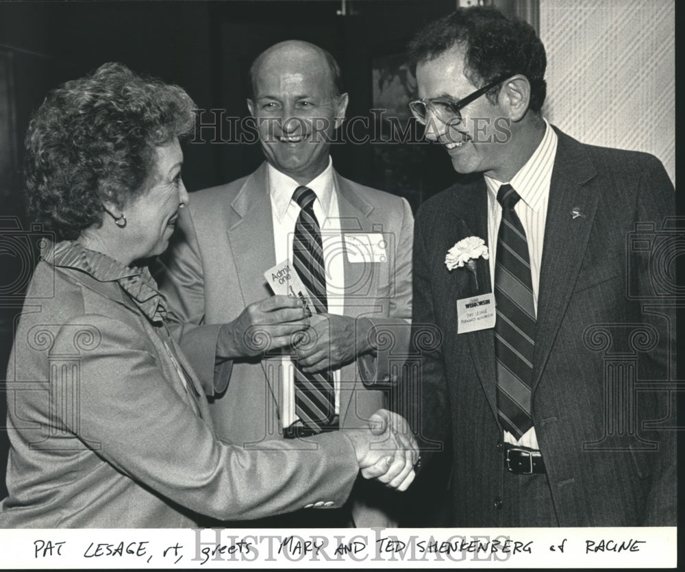 1986 Press Photo Pat LeSage greets Mary and Ted Shenkenberg of Racine