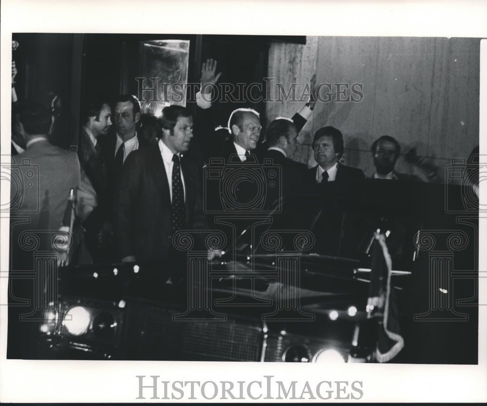1975 Press Photo Gerald R. Ford raises arms to crowd in Milwaukee, Wisconsin