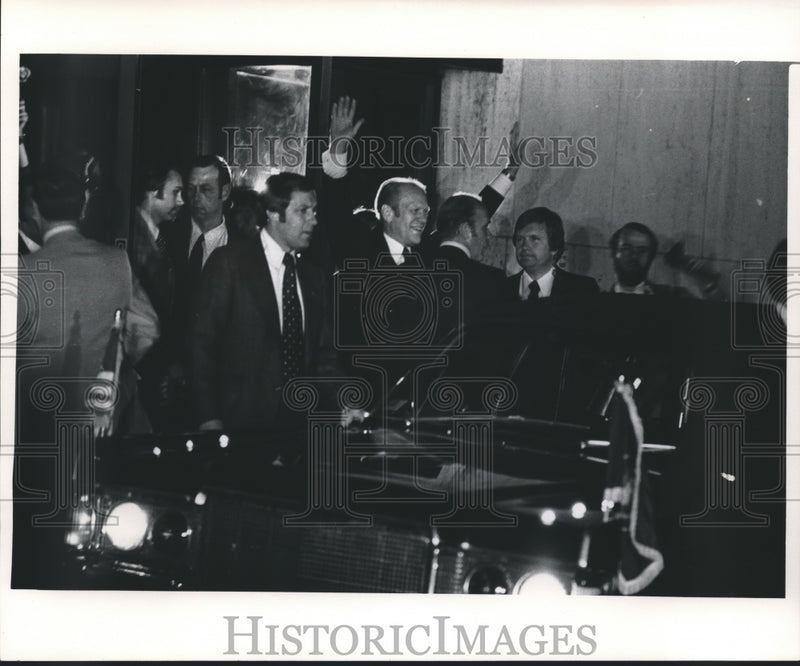 Load image into Gallery viewer, 1975 Press Photo Gerald R. Ford raises arms to crowd in Milwaukee, Wisconsin
