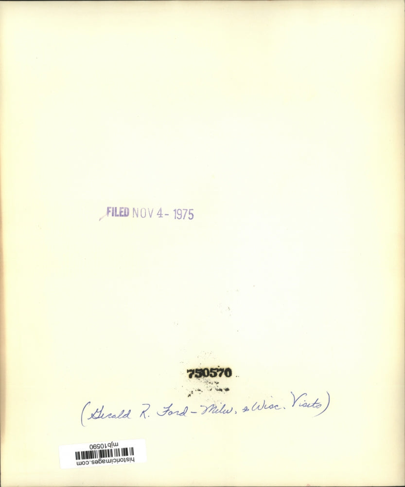 1975 Press Photo Gerald R. Ford raises arms to crowd in Milwaukee, Wisconsin