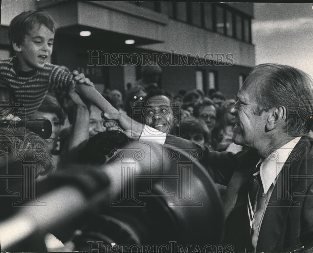 1975 Press Photo President Ford, a boy shakes the presidents hand, Wisconsin.