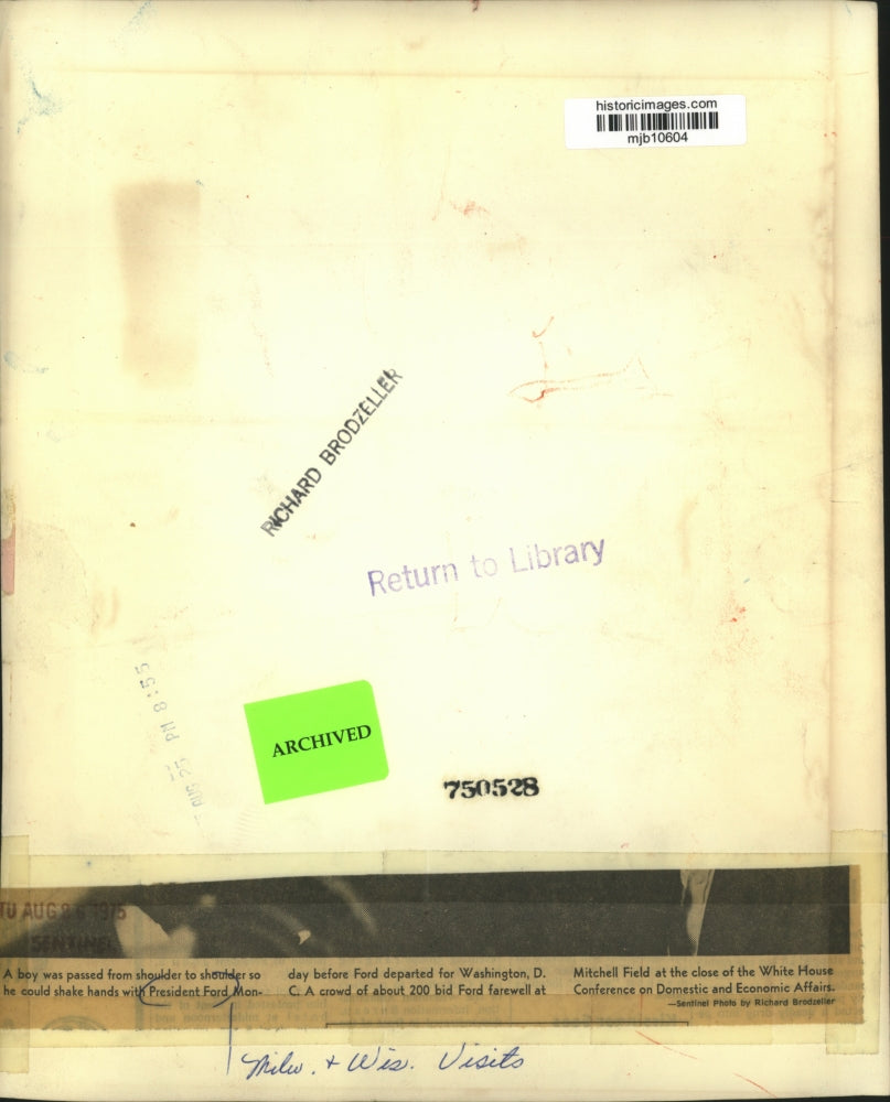 1975 Press Photo President Ford, a boy shakes the presidents hand, Wisconsin.