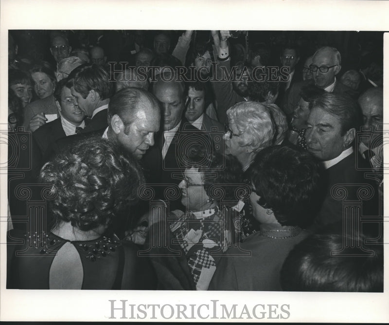 Load image into Gallery viewer, 1975 Press Photo Gerald R. Ford, Wisconsin and Milwaukee visits. - mjb10634

