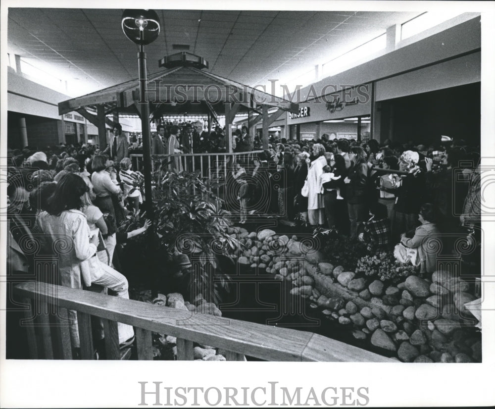 1976 Press Photo Gerald and Betty Ford in a crowd, Milwaukee, Wisconsin- Historic Images