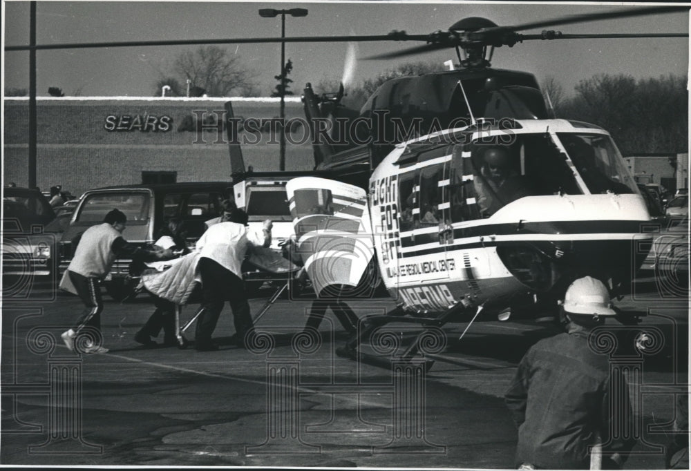 1989 Press Photo Rescue Personnel Rush Vikki Alexander Smith to Helicopter- Historic Images