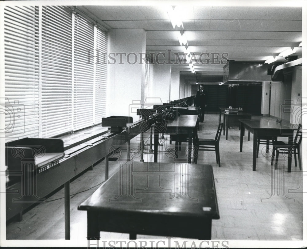 1967 Press Photo Conveyor Belt System Used To Distribute Papers, Scotland Yard- Historic Images