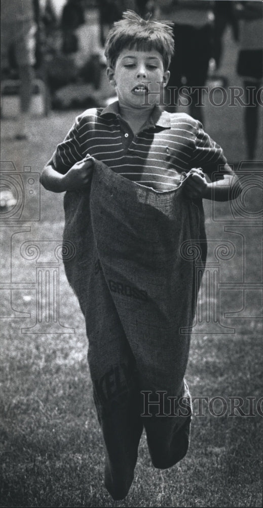 1990 Press Photo Michael Lemberger, in Fourth of July gunnysack race, Elm Grove.- Historic Images