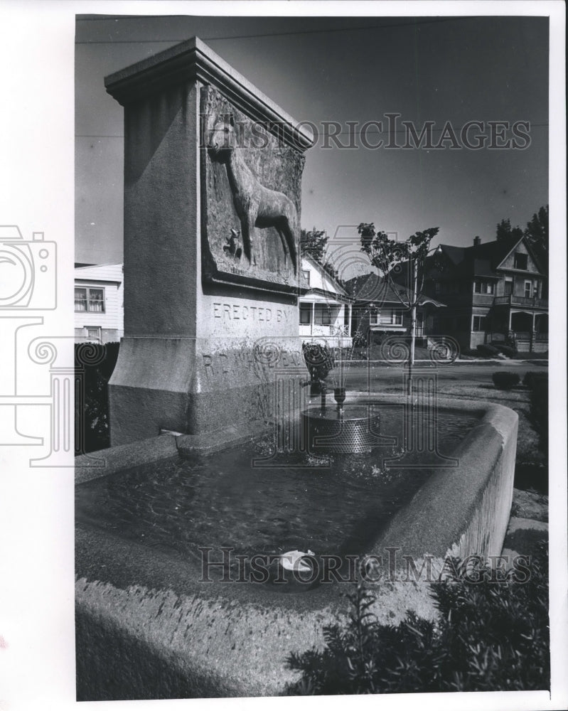 1976 Press Photo Horse Watering Trough Fountain at Pearl Street in Milwaukee- Historic Images