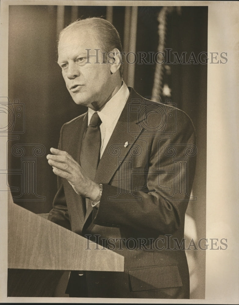 1976 Press Photo Gerald Ford addresses a crowd during a Wisconsin visit- Historic Images