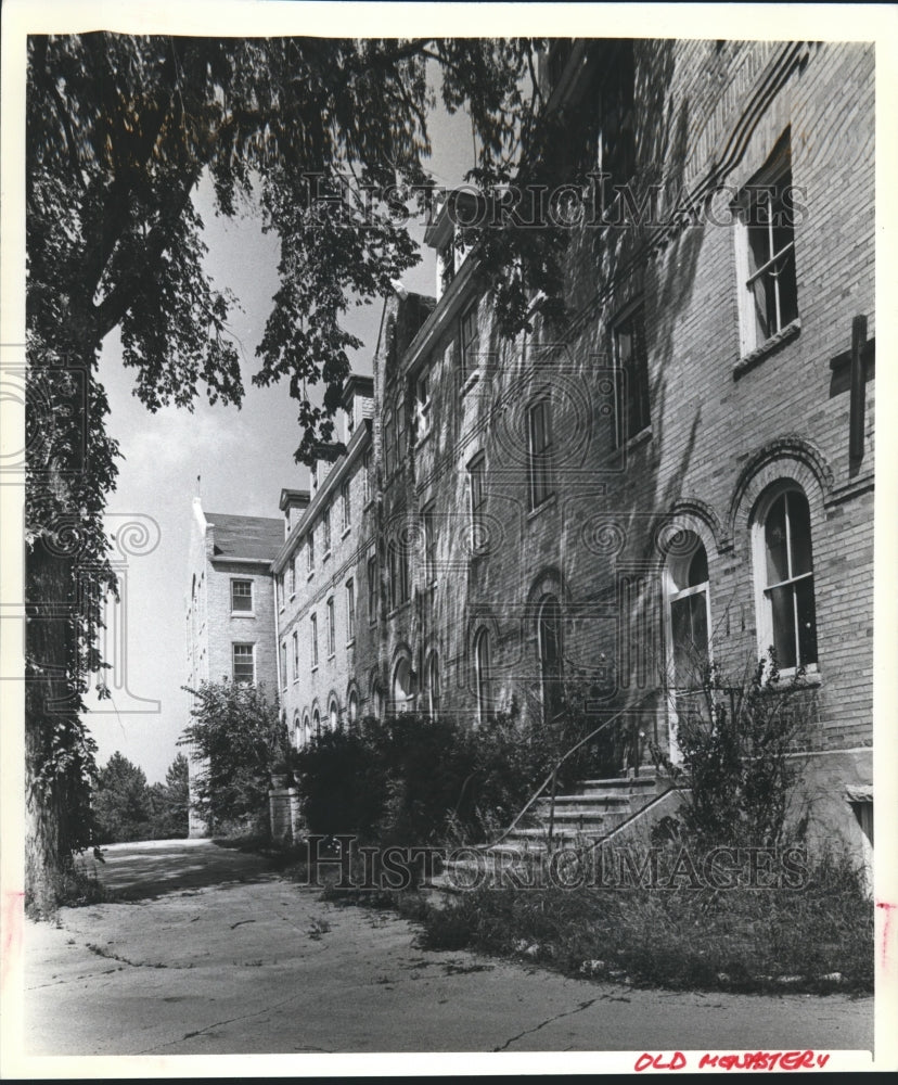 1975 Press Photo Monastery building at Sacred Heart, Franklin, Wisconsin.