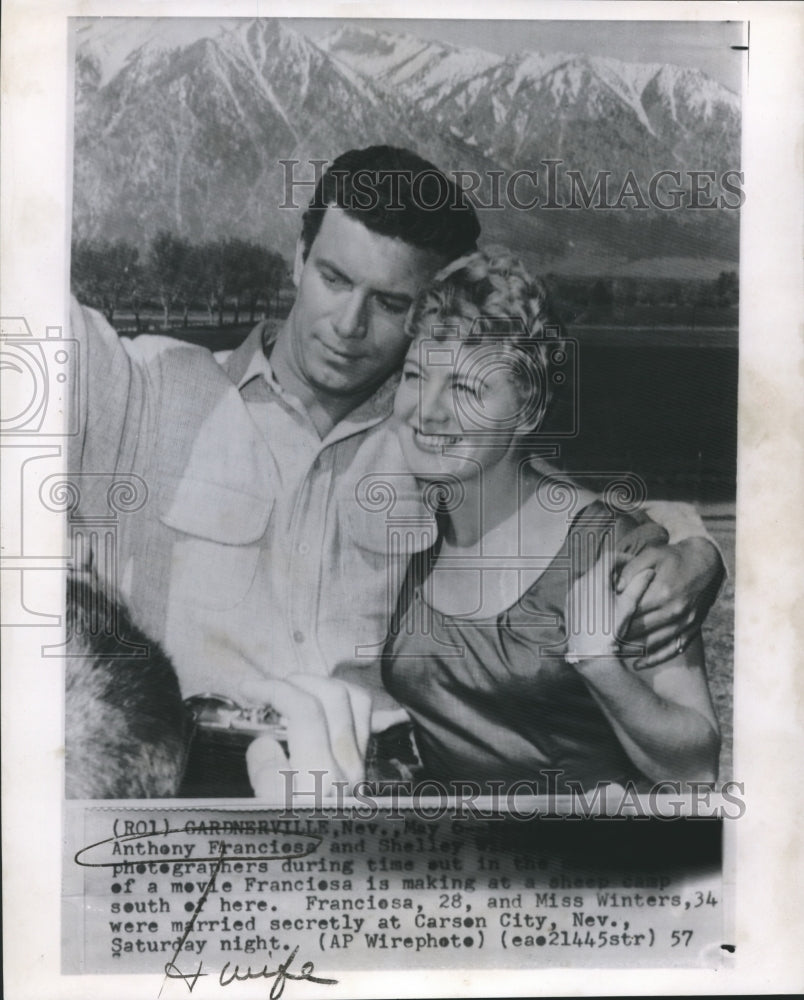 1957 Press Photo Anthony Franciesa and wife Shelley Winters.  - Historic Images