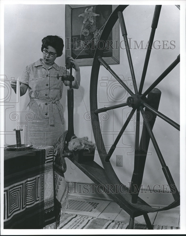 1971 Press Photo Mrs. William Ward examines a spinning wheel in Fort Atkinson.- Historic Images