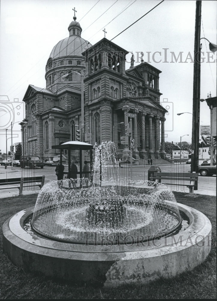 1979 Press Photo Fountain in front of St Josaphat Basilica, Milwaukee