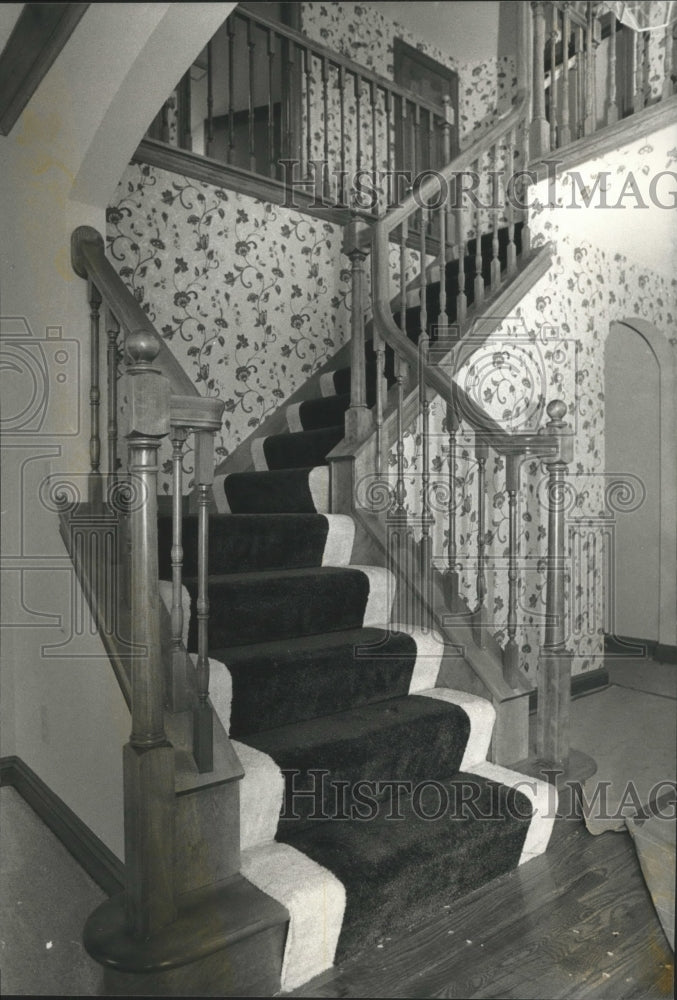 1993 Press Photo Winding staircase in the Country Cape II  by Kings Way Homes- Historic Images