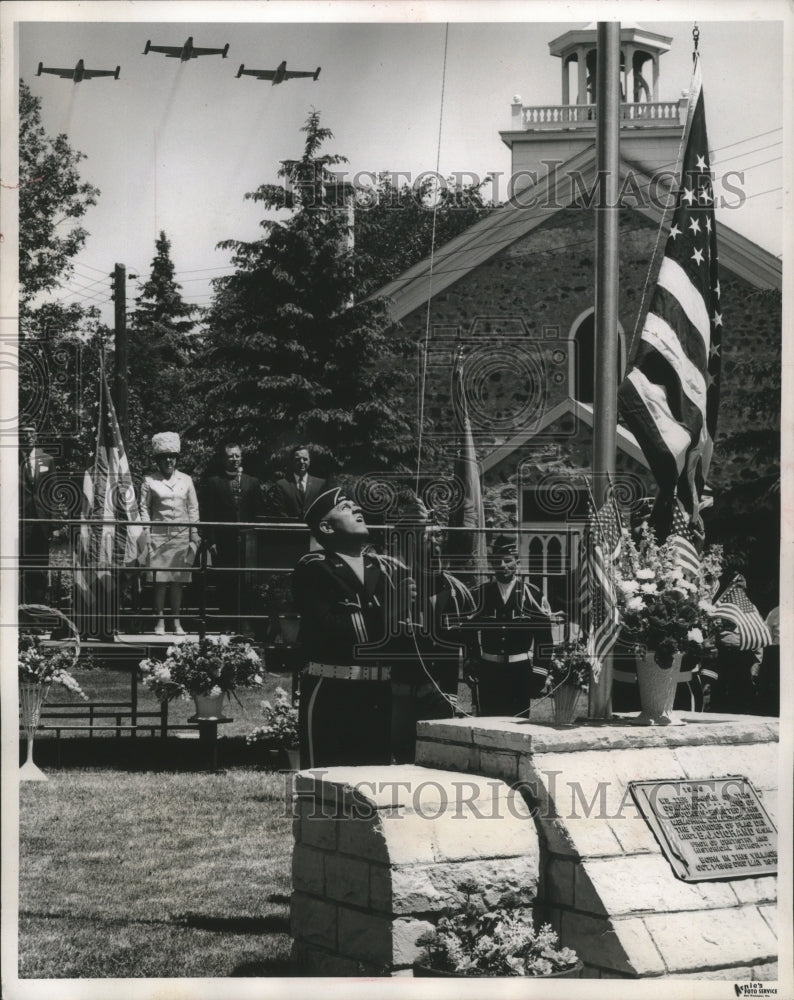 1965 Press Photo Flag Day observedat the Cigrand Memorial, Stony Hill, Wisconsin- Historic Images