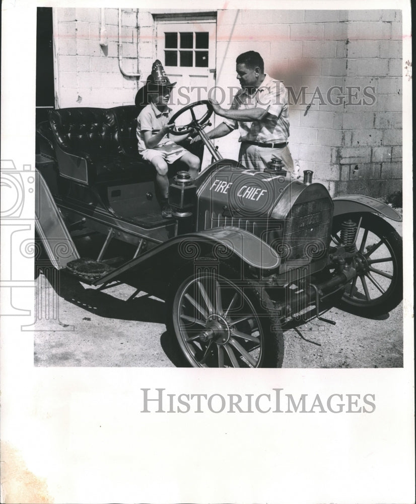 1963 Press Photo George Getz, Jr., explaining car to Bruce Aller, Lake Geneva.- Historic Images