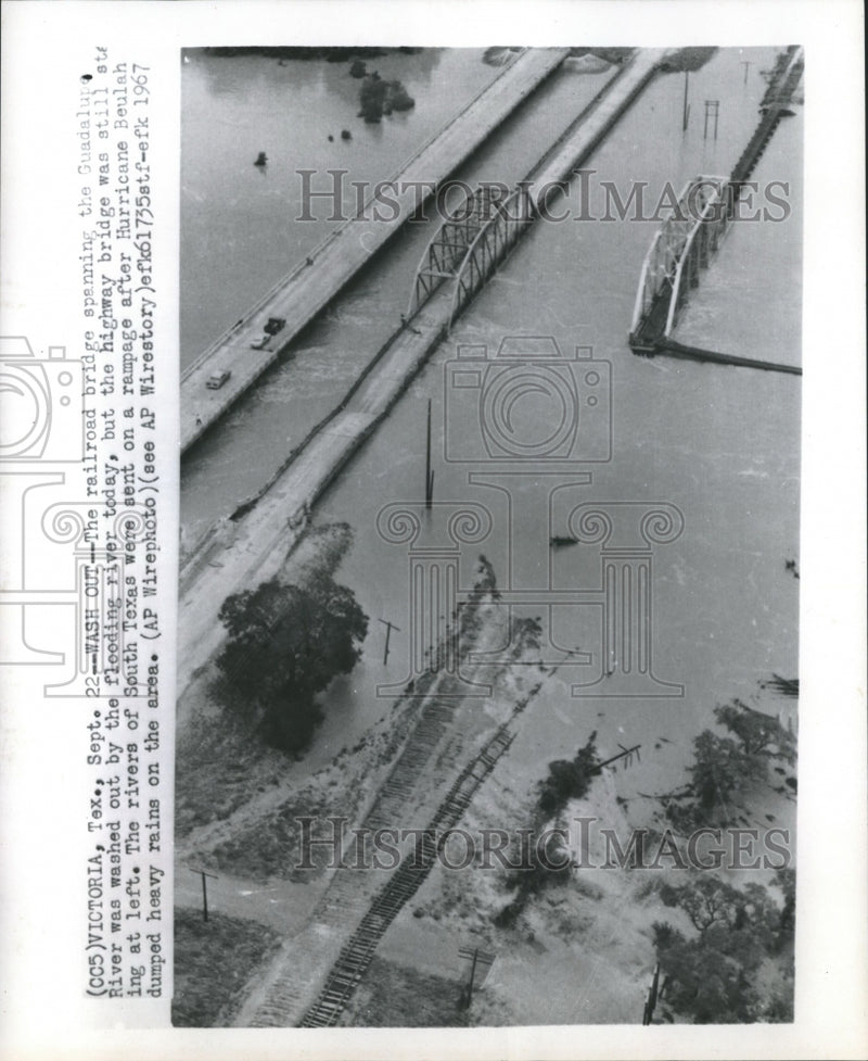 Load image into Gallery viewer, 1968 Press Photo Railroad bridge - mjb11718
