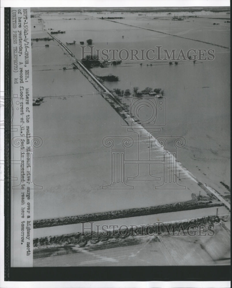 1952 Press Photo Waters of swollen Missouri river surge over highway- Historic Images