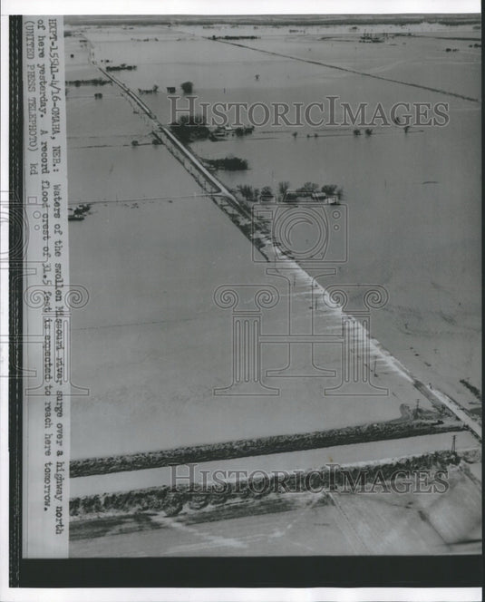 1952 Press Photo Waters of swollen Missouri river surge over highway- Historic Images