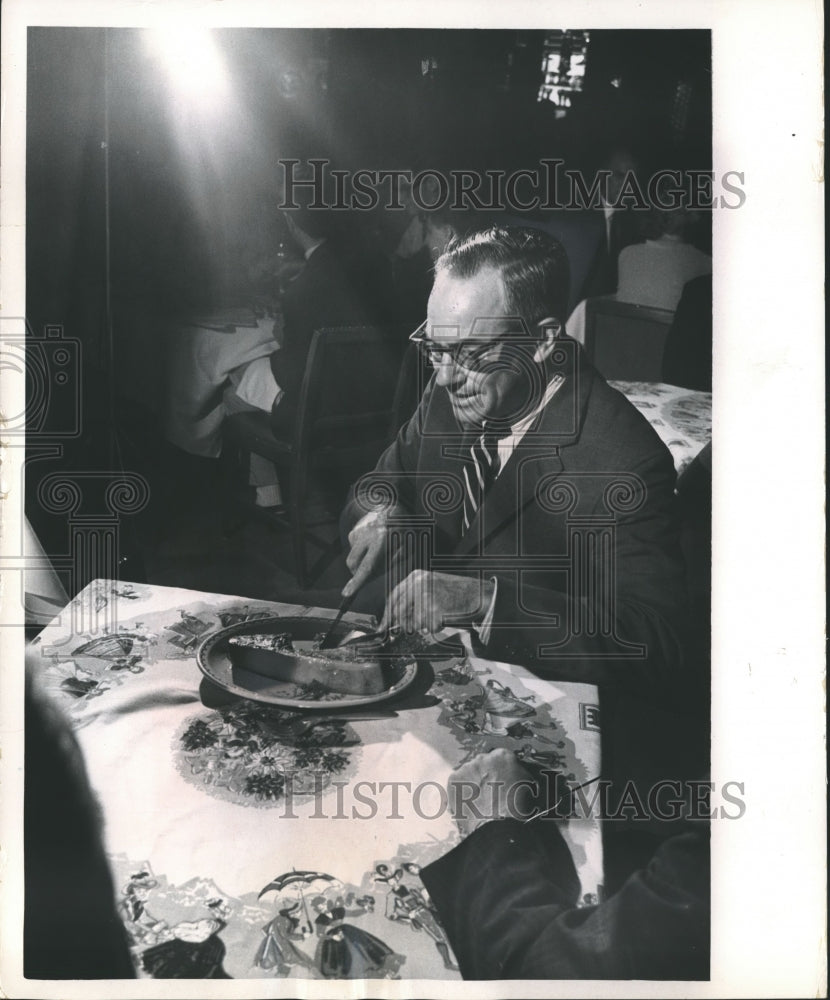 1968 Press Photo Malcolm Forbes Cuts into a Steak at Lunch - mjb11742- Historic Images