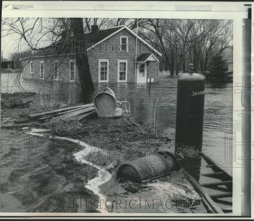 1967 Press Photo Chippewa River Flood Surrounds Pepin County Home, Wisconsin- Historic Images