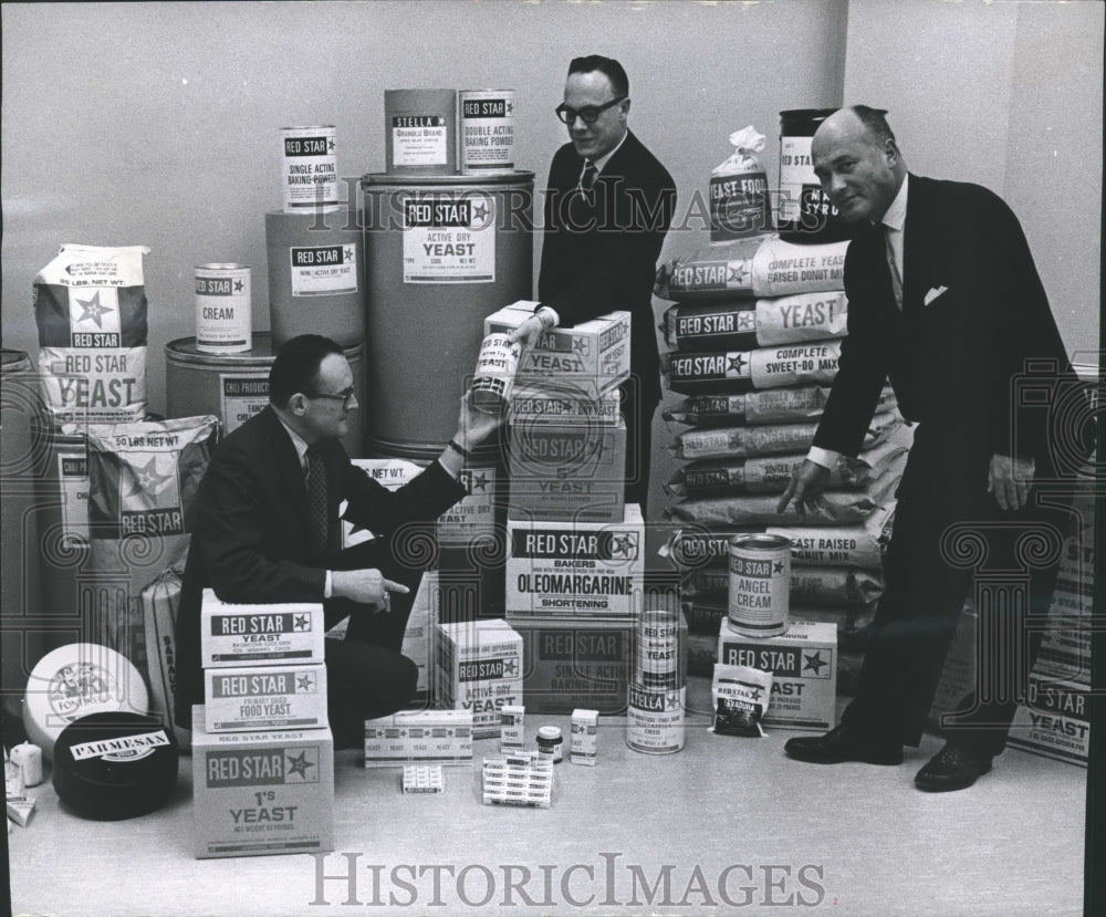 1967 Press Photo Universal Food Corporation executives examine company products