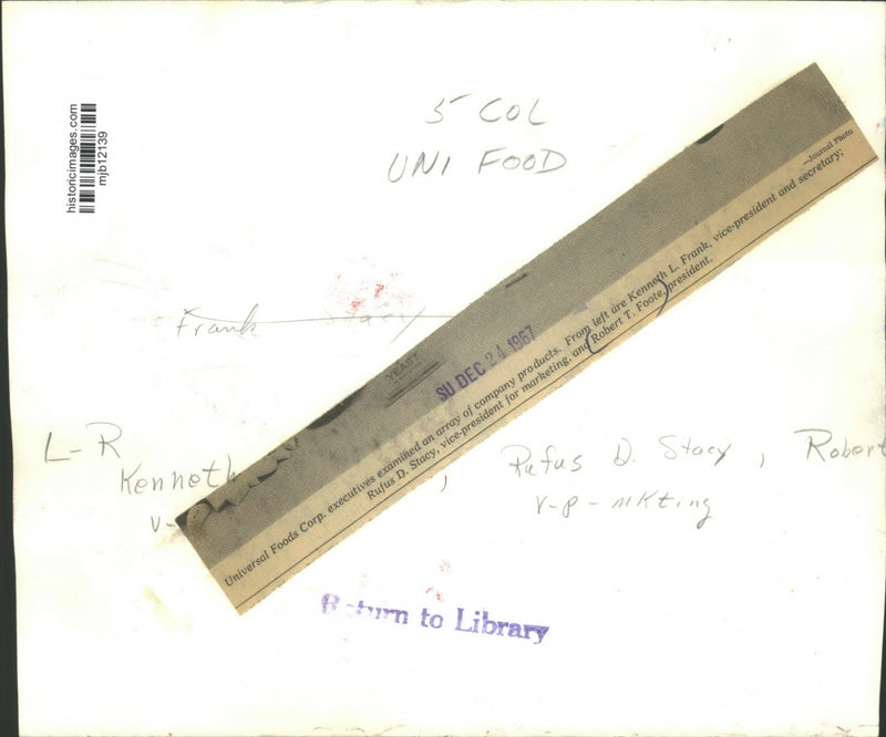 Load image into Gallery viewer, 1967 Press Photo Universal Food Corporation executives examine company products
