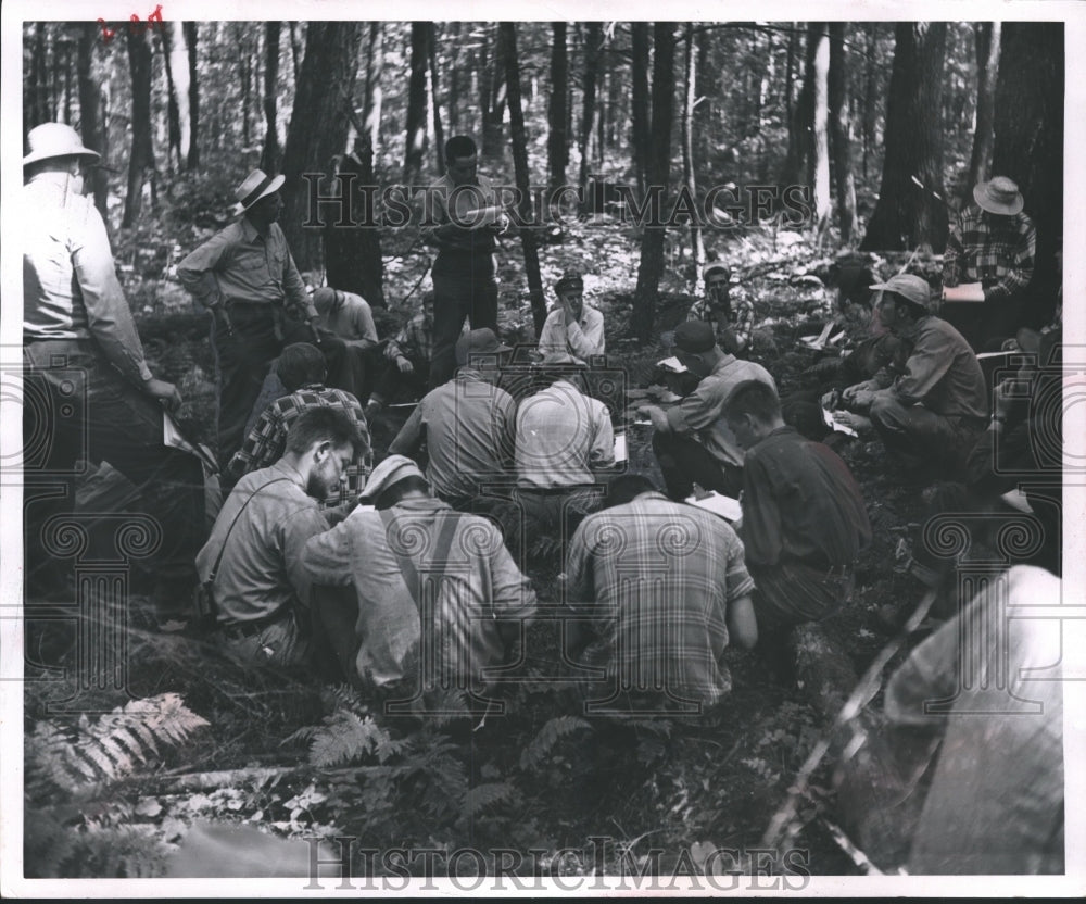  Press Photo ISC students, Neopit forestry crew of Menominee Indian Reservation- Historic Images